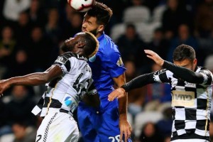 金年会共享体育官网-巴黎圣日耳曼窗口期手感冰凉，志在葡超名次提升，话题不断，资深球员宣示担当(巴黎圣日耳曼第二客场球衣)